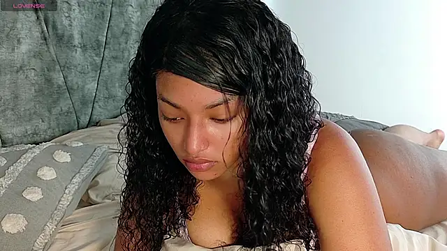 ValeriGallardo17 online show from 10-29-25, 08:21