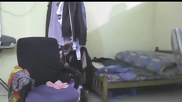 Snapshot of femboyslqueen chatting on 09-18-25, 10:50 femboyslqueen online show from 09-18-25, 10:50