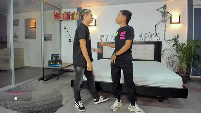 Bisexlifehot   online show from 10-10-25, 10:53