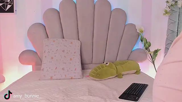 Amy Bunnie 18 online show from 04-20-26, 08:54