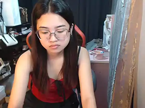 Snapshot of urhoneybunny25 chatting on 10-15-25, 12:44 urhoneybunny25 online show from 10-15-25, 12:44