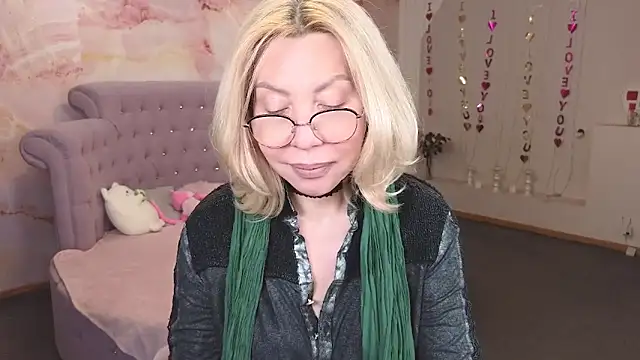 Snapshot of Wendy_Waves chatting on 10-04-25, 10:46 Wendy Waves online show from 10-04-25, 10:46