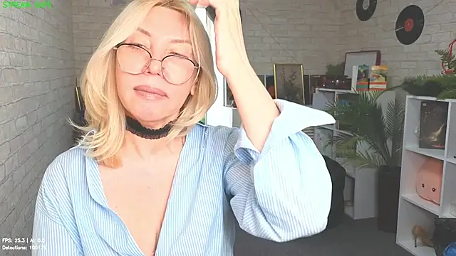 Snapshot of Wendy_Waves chatting on 07-24-26, 12:47 Wendy Waves online show from 07-24-26, 12:47