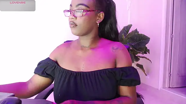 Snapshot of ReinaMiah chatting on 11-02-25, 03:53 ReinaMiah online show from 11-02-25, 03:53