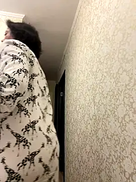 Snapshot of Kiravix chatting on 10-15-25, 04:07 Kiravix online show from 10-15-25, 04:07