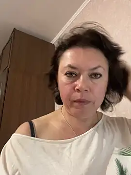 Snapshot of Kiravix chatting on 10-26-25, 04:13 Kiravix online show from 10-26-25, 04:13