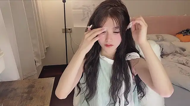 Snapshot of FuFu-puff chatting on 11-17-25, 12:11 FuFu-puff online show from 11-17-25, 12:11