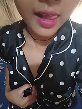 Snapshot of RAYI_Queen_2 chatting on 05-23-26, 10:41 RAYI Queen 2 online show from 05-23-26, 10:41