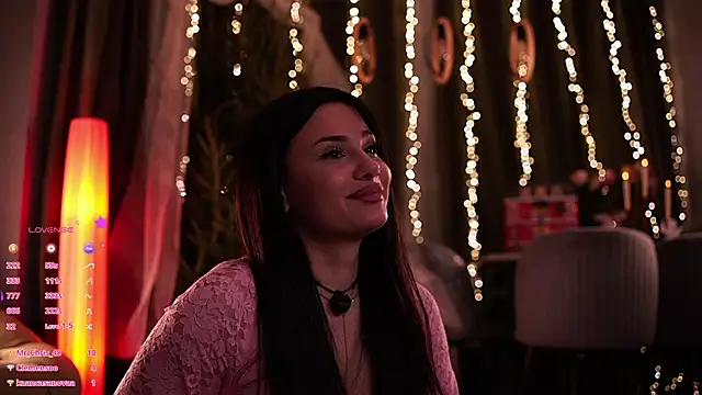 Snapshot of MaryHols chatting on 12-14-25, 05:40 MaryHols online show from 12-14-25, 05:40