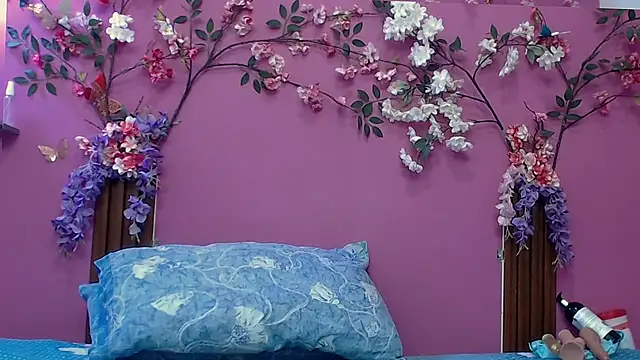 Snapshot of skinnybarbie022 chatting on 11-21-25, 01:04 skinnybarbie022 online show from 11-21-25, 01:04