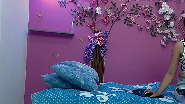 Snapshot of skinnybarbie022 chatting on 12-04-25, 12:09 skinnybarbie022 online show from 12-04-25, 12:09