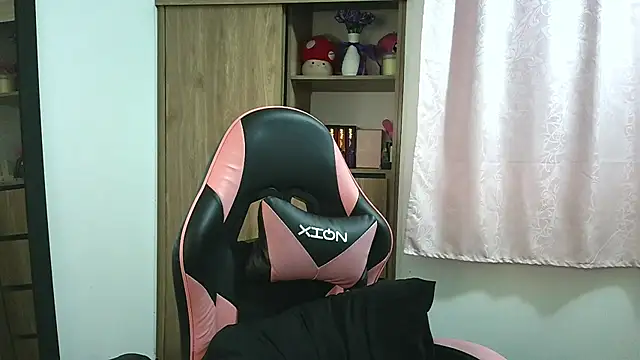 Oliviawatson1 online show from 11-07-25, 12:49