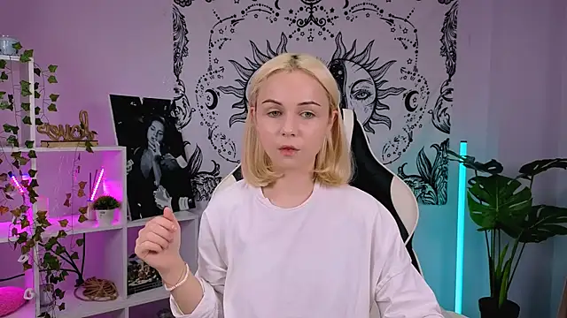 Charlotte Colinss online show from 09-23-25, 02:58