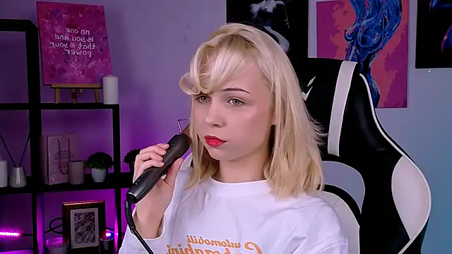 Charlotte Colinss online show from 10-13-25, 03:06