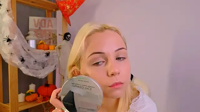 Charlotte Colinss online show from 10-21-25, 03:40