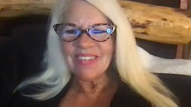 Snapshot of SubMissOlivia chatting on 10-31-25, 04:30 SubMissOlivia online show from 10-31-25, 04:30