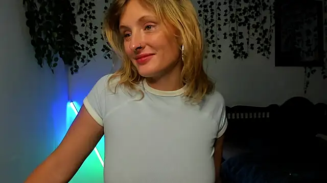 Ariana Spring online show from 10-26-25, 03:40