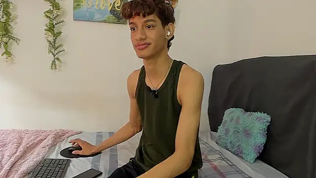 Snapshot of Peterfrost19 chatting on 10-16-25, 03:24 Peterfrost19 online show from 10-16-25, 03:24