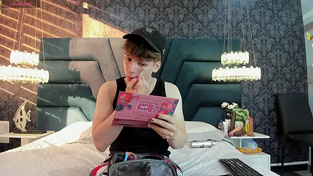 TaylerWhite online show from 12-14-25, 11:59