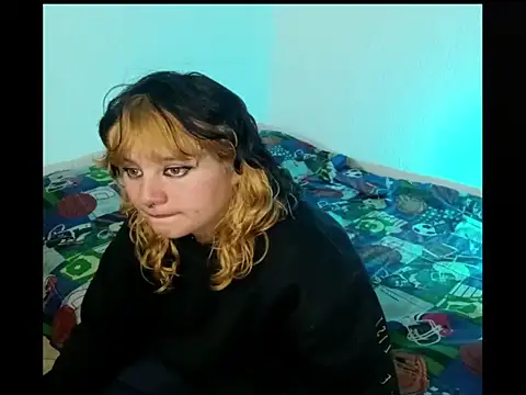 Snapshot of _MoonBlue_ chatting on 09-24-25, 07:17 MoonBlue online show from 09-24-25, 07:17