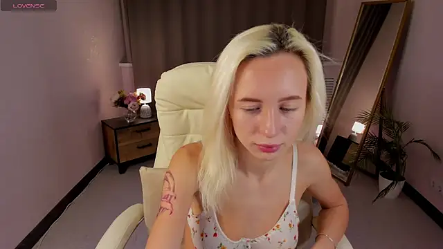 Snapshot of cute_luucy chatting on 02-19-26, 03:35 cute luucy online show from 02-19-26, 03:35