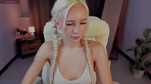 Snapshot of cute_luucy chatting on 02-28-26, 04:02 cute luucy online show from 02-28-26, 04:02