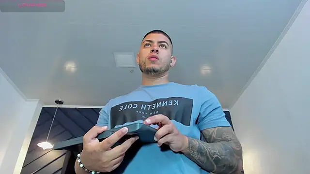 Snapshot of marco_garciia_ chatting on 10-31-25, 11:28 marco garciia online show from 10-31-25, 11:28