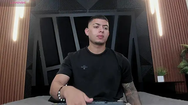 Snapshot of marco_garciia_ chatting on 11-16-25, 02:22 marco garciia online show from 11-16-25, 02:22