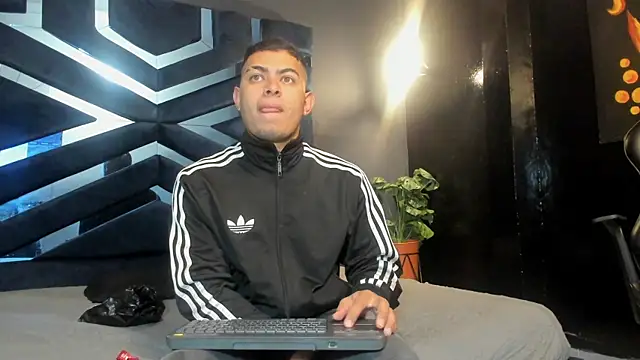 Snapshot of marco_garciia_ chatting on 11-30-25, 03:05 marco garciia online show from 11-30-25, 03:05