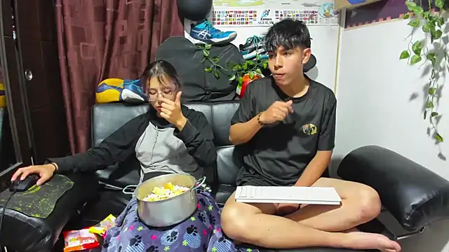 Snapshot of Donuts_DD chatting on 09-26-25, 07:34 Donuts DD online show from 09-26-25, 07:34