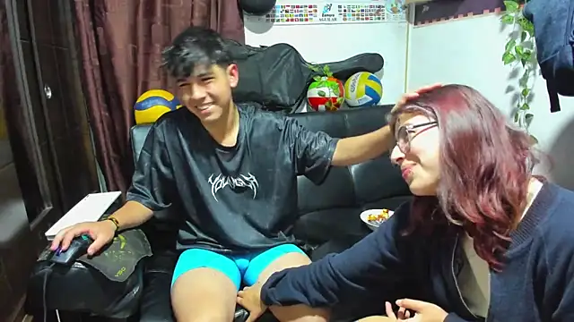 Snapshot of Donuts_DD chatting on 10-05-25, 05:28 Donuts DD online show from 10-05-25, 05:28