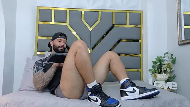 Snapshot of yorbymaxx chatting on 10-22-25, 02:17 yorbymaxx online show from 10-22-25, 02:17