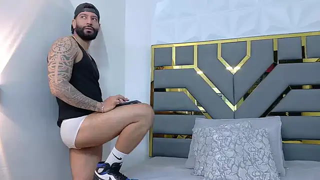 Snapshot of yorbymaxx chatting on 10-24-25, 12:56 yorbymaxx online show from 10-24-25, 12:56