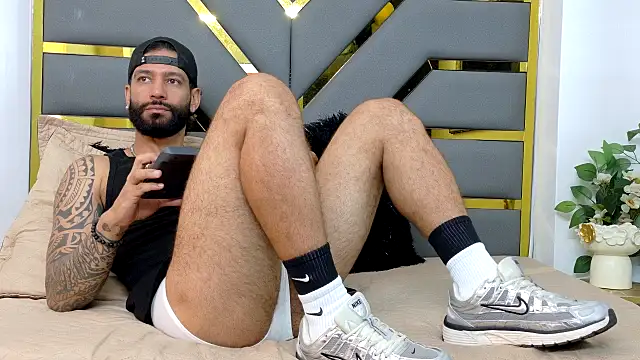 Snapshot of yorbymaxx chatting on 10-29-25, 12:51 yorbymaxx online show from 10-29-25, 12:51