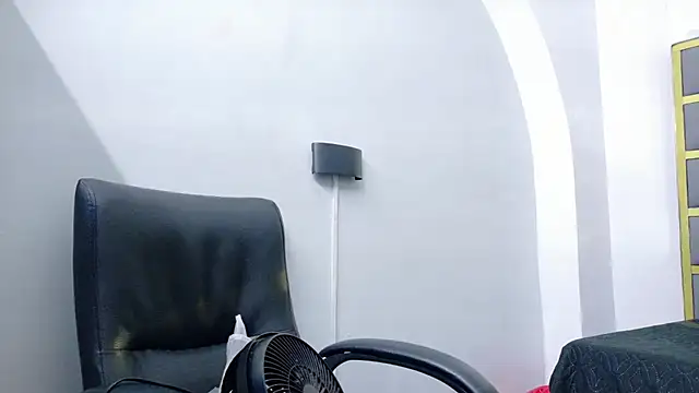 Snapshot of yorbymaxx chatting on 12-02-25, 02:01 yorbymaxx online show from 12-02-25, 02:01