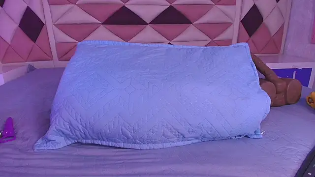 Snapshot of valecastro_ chatting on 09-08-25, 07:13 valecastro  online show from 09-08-25, 07:13