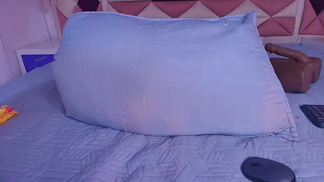 Snapshot of valecastro_ chatting on 09-11-25, 07:14 valecastro  online show from 09-11-25, 07:14