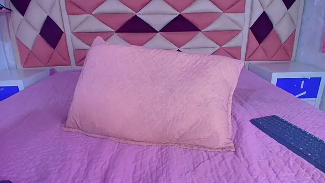 Snapshot of valecastro_ chatting on 09-13-25, 07:24 valecastro  online show from 09-13-25, 07:24