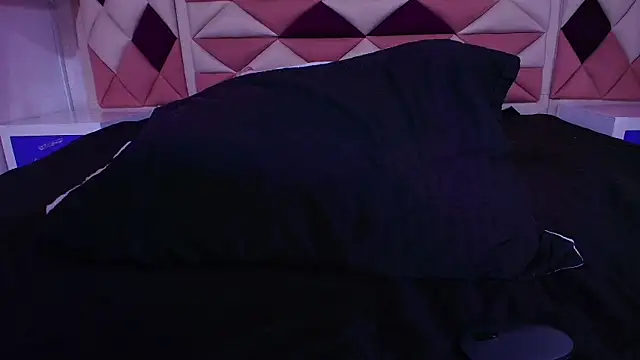 Snapshot of valecastro_ chatting on 09-25-25, 07:17 valecastro  online show from 09-25-25, 07:17