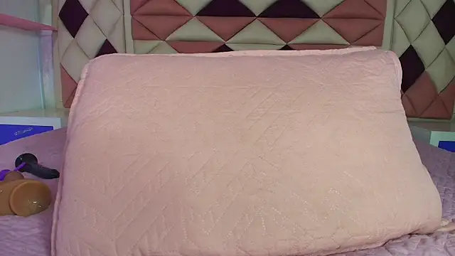 Snapshot of valecastro_ chatting on 10-03-25, 07:11 valecastro  online show from 10-03-25, 07:11