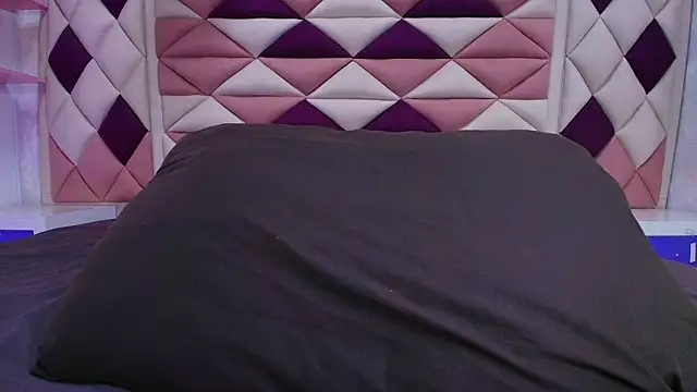 Snapshot of valecastro_ chatting on 10-08-25, 07:11 valecastro  online show from 10-08-25, 07:11