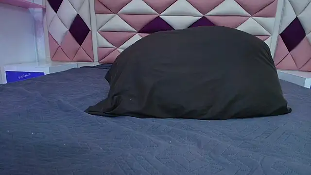 Snapshot of valecastro_ chatting on 10-10-25, 07:13 valecastro  online show from 10-10-25, 07:13