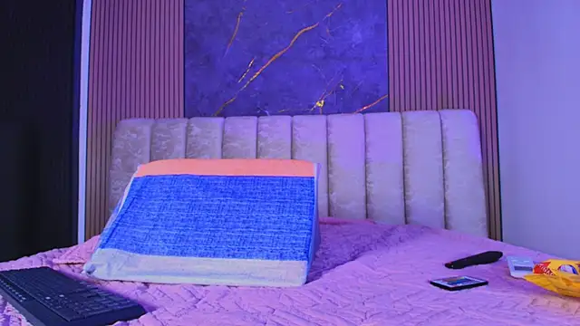 valecastro  online show from 12-04-25, 07:11