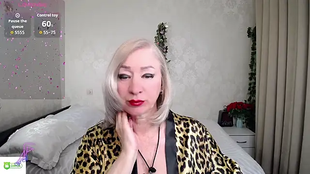 Snapshot of hunters_woman chatting on 05-11-26, 07:00 hunters woman online show from 05-11-26, 07:00