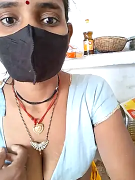 Snapshot of RAYI_Queen_3 chatting on 11-10-25, 03:49 RAYI Queen 3 online show from 11-10-25, 03:49