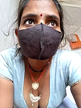 Snapshot of RAYI_Queen_3 chatting on 11-15-25, 03:37 RAYI Queen 3 online show from 11-15-25, 03:37