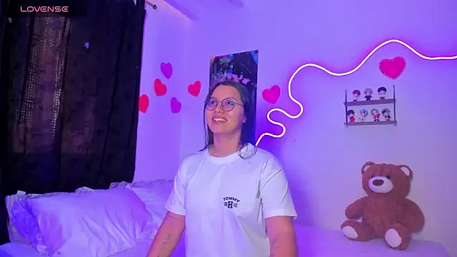 Dilan and Mia online show from 04-19-26, 03:22