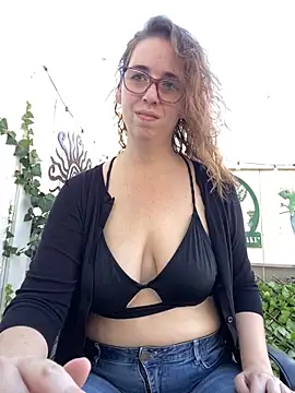 Snapshot of sweetsocalgirl chatting on 09-15-25, 11:27 sweetsocalgirl online show from 09-15-25, 11:27