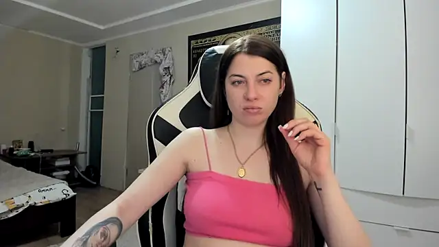 EmiLovsi online show from 04-26-26, 07:44