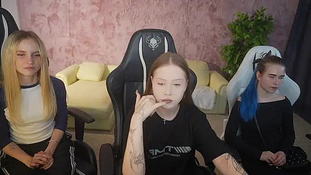 Snapshot of Esmie_Smile chatting on 09-15-25, 02:50 Esmie Smile online show from 09-15-25, 02:50